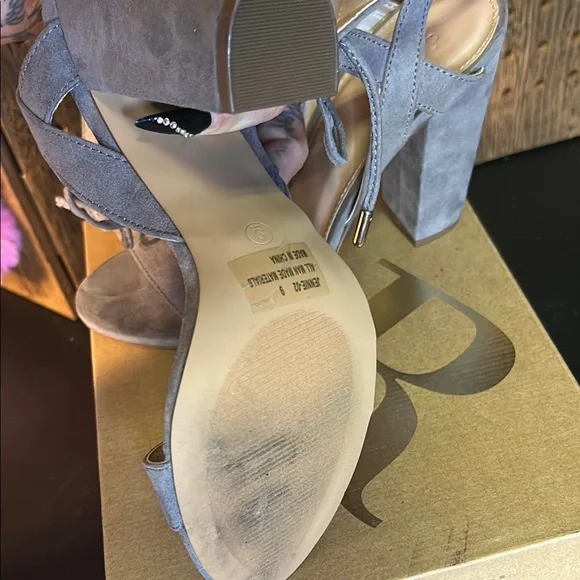 Charlotte Russe Gray Elegant Heels - Picture 7 of 8